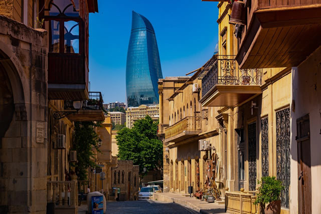 Hoist Your Luxury Car Transfer in Baku